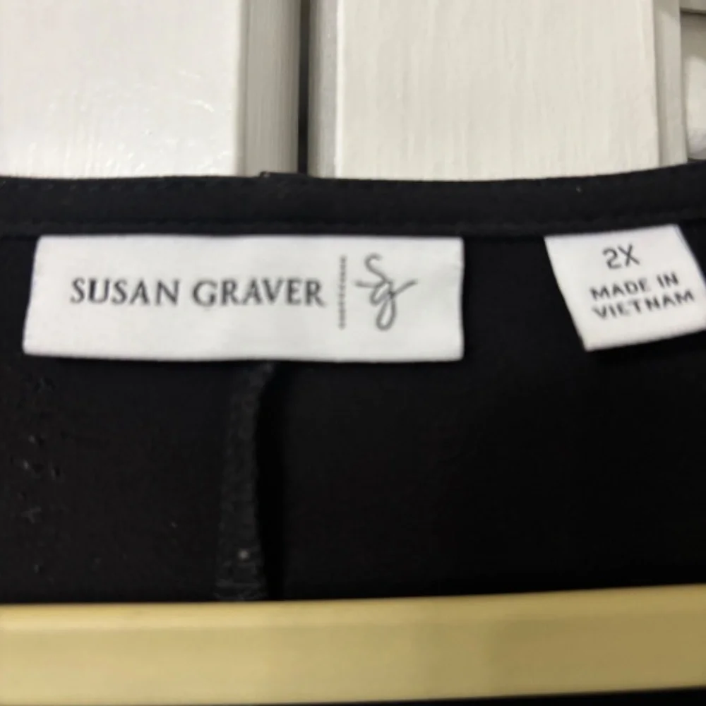 Susan Graver PLUS Liquid Knit cut out Tunic with SILVER embellishments 2X - Picture 4 of 5